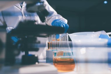 Klinik laboratuvarında çalışan araştırmacılar.