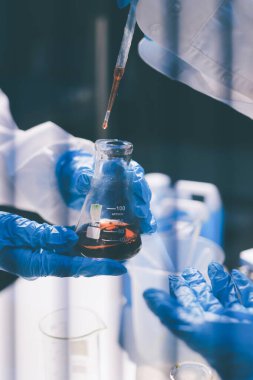 Klinik laboratuvarında çalışan araştırmacılar.