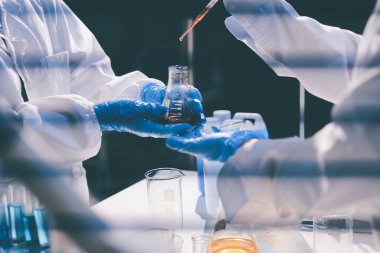 Klinik laboratuvarında çalışan araştırmacılar.