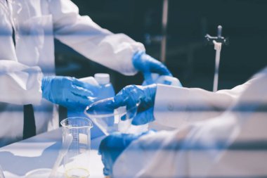 Klinik laboratuvarında çalışan araştırmacılar.