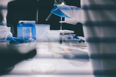 Klinik laboratuvarında çalışan araştırmacılar.