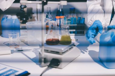 Klinik laboratuvarında çalışan araştırmacılar.