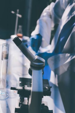 Klinik laboratuvarında çalışan araştırmacılar.