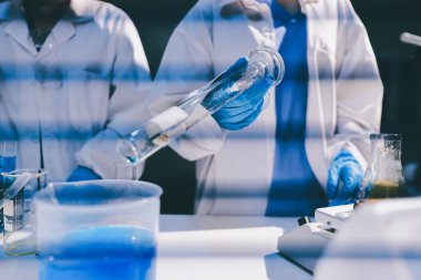 Klinik laboratuvarında çalışan araştırmacılar.