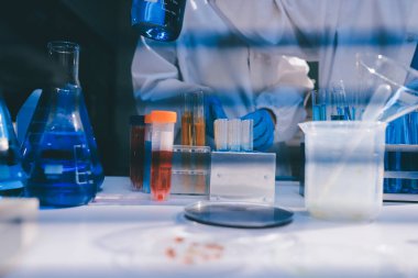 Klinik laboratuvarında çalışan araştırmacılar.