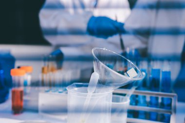 Klinik laboratuvarında çalışan araştırmacılar.