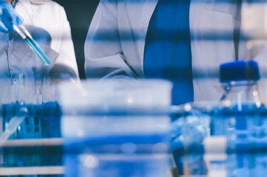 Klinik laboratuvarında çalışan araştırmacılar.