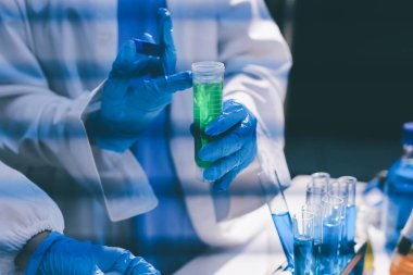 Klinik laboratuvarında çalışan araştırmacılar.