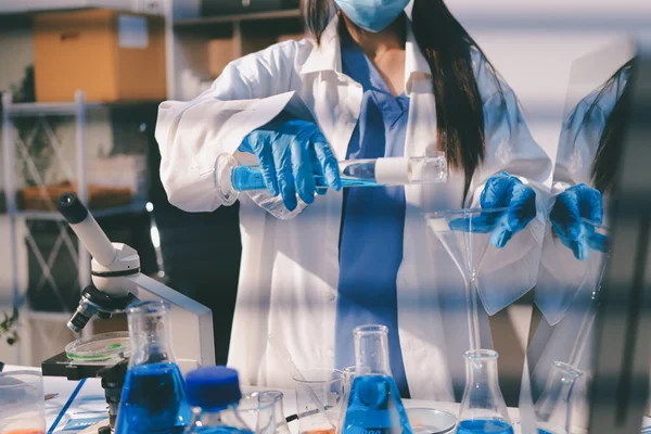 Klinik laboratuvarında çalışan araştırmacılar.