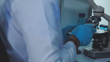 Mikroskopla laboratuvarda çalışan bilim adamı