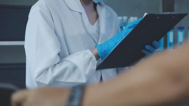 Hastanede çalışan üniformalı bir doktor..