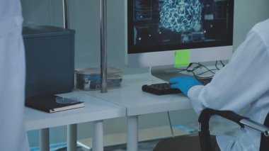 Laboratuvarda tablet kullanan bilim adamı