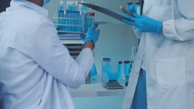 Bilim adamı elinde kan örneğiyle tüp tutuyor