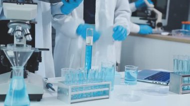 Laboratuvar örneğiyle çalışan kadın bilim adamı