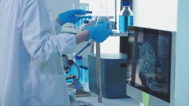 Laboratuvarda çalışan bilim adamı.