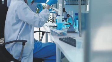 Laboratuvarda çalışan bilim adamı. Bilim ve araştırma.