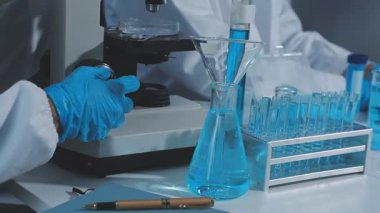 Kimyasal sıvıyla cam tutan bilim adamı