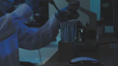 Laboratuvarda çalışan bilim adamı, bilimsel araştırma