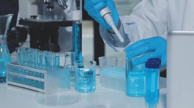 Laboratuvardaki bilim adamı. laboratuvar araştırması.