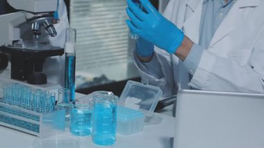 Laboratuvarda çalışan bilim adamı..