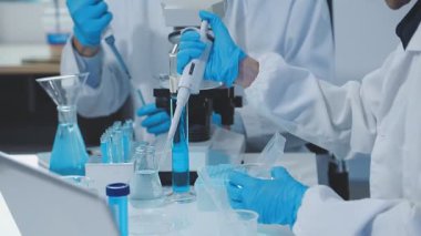 Bilim adamı deney tüpüyle çalışıyor.