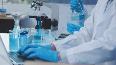 Laboratuvar üzerinde çalışan bilim adamı