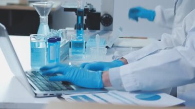 Mavi üniformalı laboratuvar asistanı.