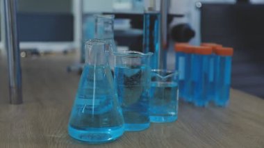 Laboratuvarda mavi sıvıyı kapat.