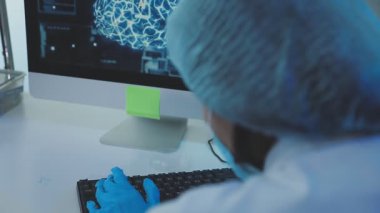 Tıp laboratuarında X-ray görüntüsüyle çalışan doktor..