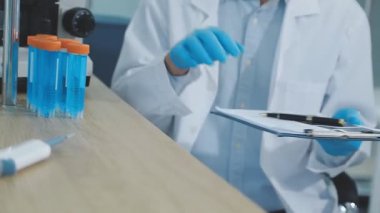 Laboratuvarda çalışan bilim adamının yakın görüntüsü