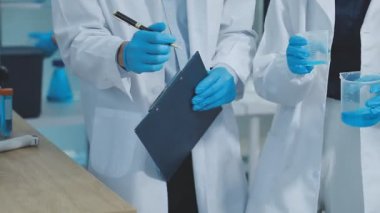 Laboratuvarda deney tüpü tutan bilim adamı.