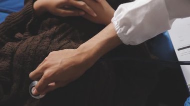 Beyaz elbiseli, bıçaklı genç bir kadının yakın çekimi.