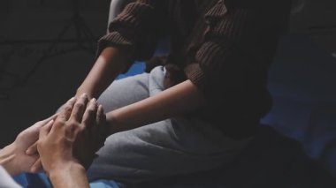 El ele tutuşan insan manzarası