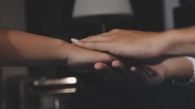 Arka planda alyansları olan iki el.