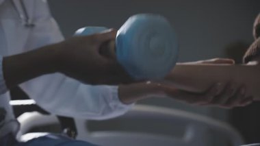 Doktor hasta stetoskop ile incelenmesi