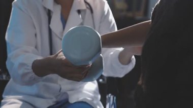 Hastanede stetoskoplu doktor.