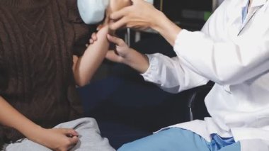 Steteskoplu genç kadın doktor hastane ofisinde el ele tutuşuyor..