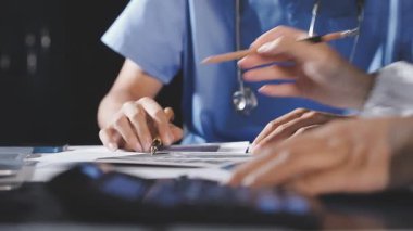 Modern ofiste çalışan tıbbi ekip..