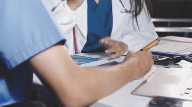 Doktor klinikte bilgisayarla çalışıyor..