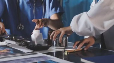 Doktor ellerinin bir tablet bilgisayarı tutmasını kapat