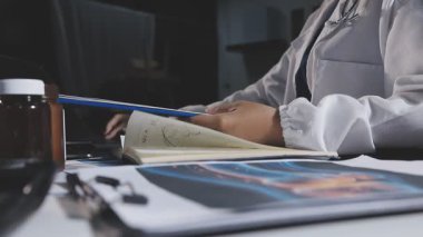 Genç adam dizüstü bilgisayarla yazı yazıyor.