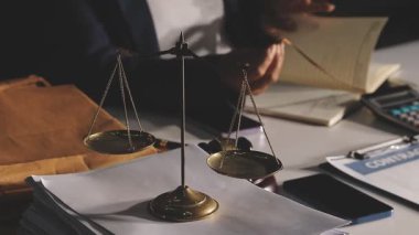 Adalet kavramı. Yargıç vel ile adalet tartısı, avukat ya da avukat masada çalışıyor. Hukuk firması kavramı.