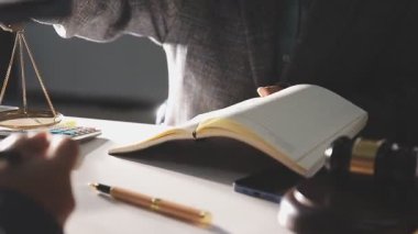 Ofiste çalışan iş adamı