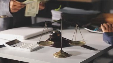 İş adamı terazi ve parayla çalışıyor.