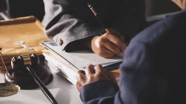 Ofisteki belgelerle çalışan işadamlarının görünümünü kapat