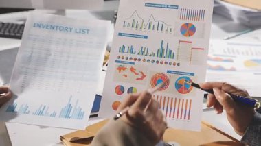 İş kadını ofiste mali rapor üzerinde çalışıyor.