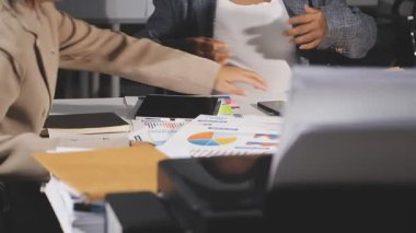 İş ekibi, ofiste mali verileri tartışıyor