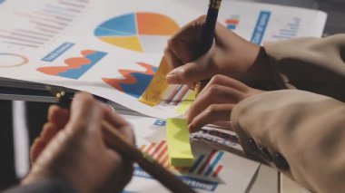 İş adamları birlikte çalışıyor.