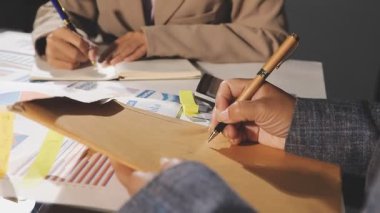 Ofisteki projede çalışan işadamlarının ellerini kapatın.