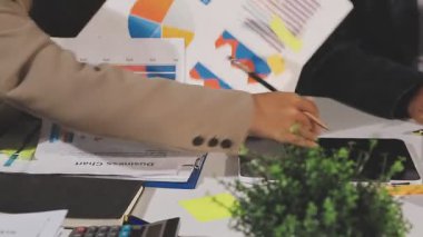 Ofisteki mali verileri analiz eden bir iş adamı. Ofiste çalışan adam..